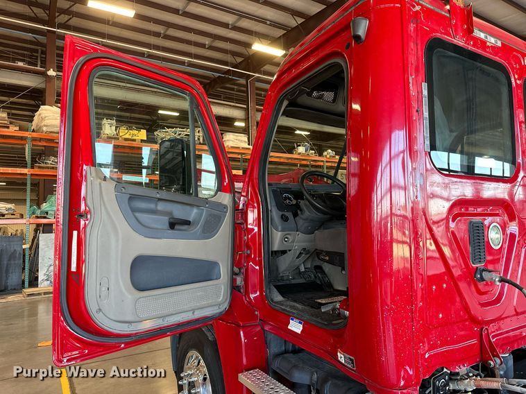 image for item KT9235 2015 Freightliner Cascadia  semi truck