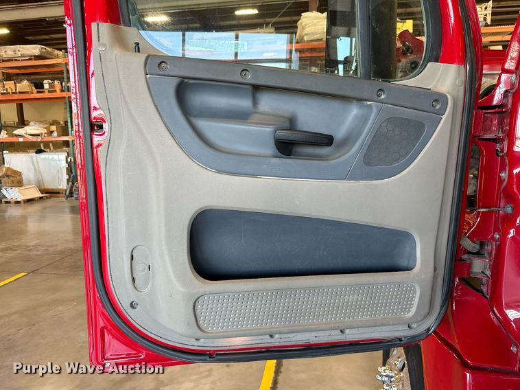 image for item KT9235 2015 Freightliner Cascadia  semi truck