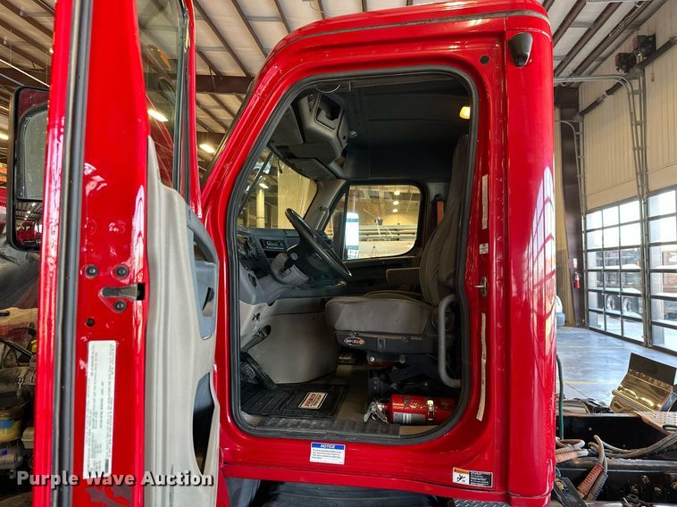 image for item KT9235 2015 Freightliner Cascadia  semi truck