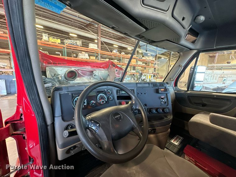 image for item KT9235 2015 Freightliner Cascadia  semi truck