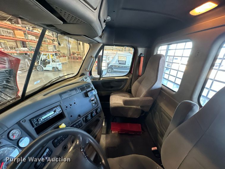 image for item KT9235 2015 Freightliner Cascadia  semi truck