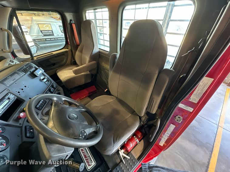 image for item KT9235 2015 Freightliner Cascadia  semi truck