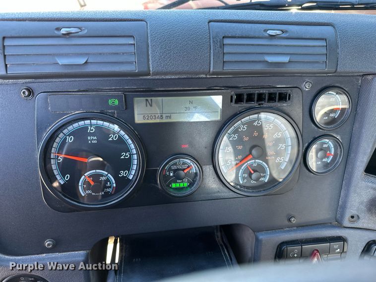 image for item KT9235 2015 Freightliner Cascadia  semi truck