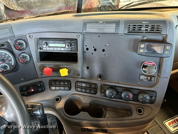 image for item KT9235 2015 Freightliner Cascadia  semi truck