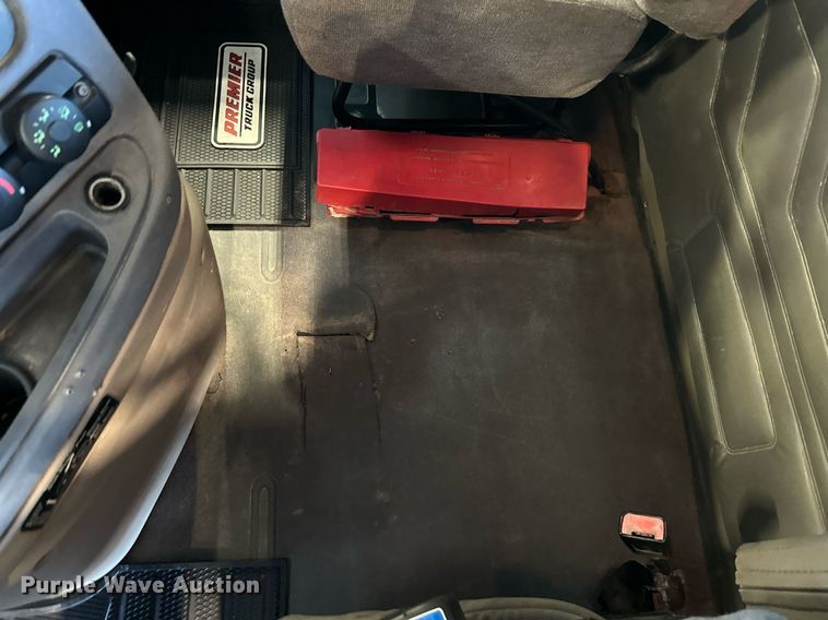 image for item KT9235 2015 Freightliner Cascadia  semi truck