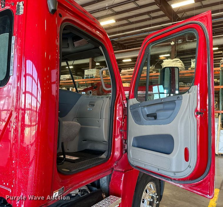 image for item KT9235 2015 Freightliner Cascadia  semi truck