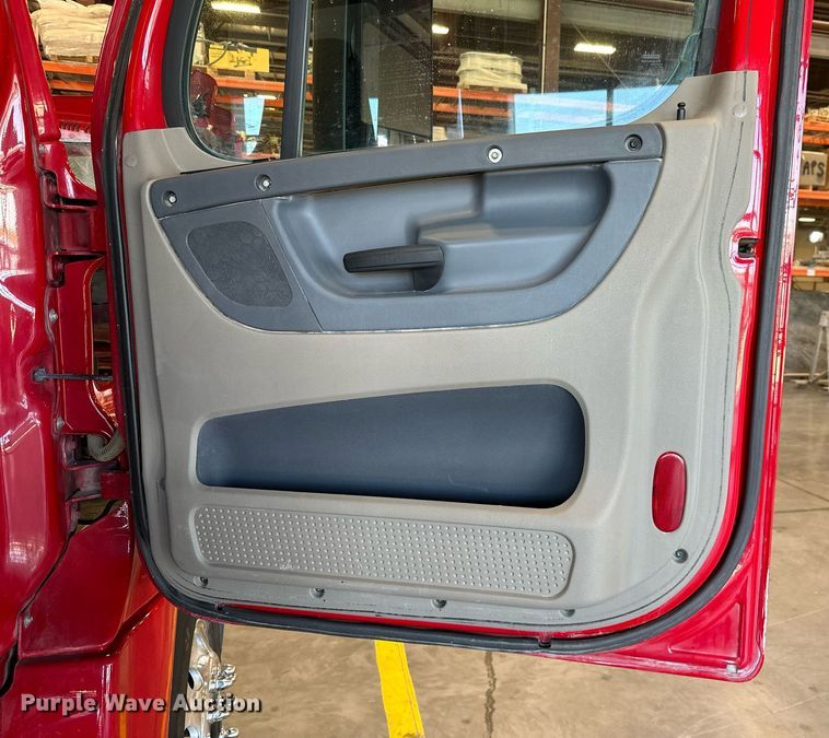 image for item KT9235 2015 Freightliner Cascadia  semi truck