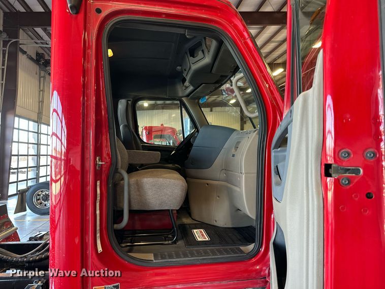 image for item KT9235 2015 Freightliner Cascadia  semi truck