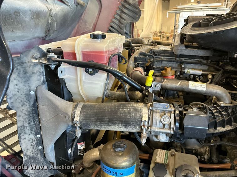 image for item KT9235 2015 Freightliner Cascadia  semi truck