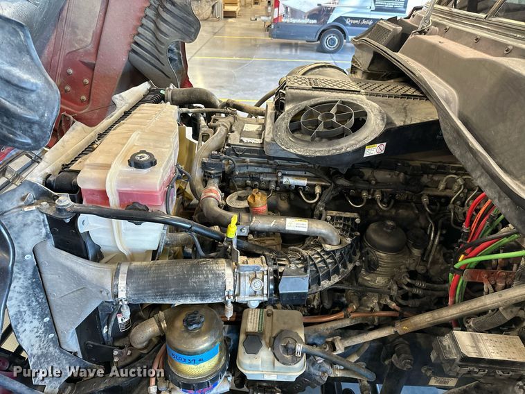 image for item KT9235 2015 Freightliner Cascadia  semi truck