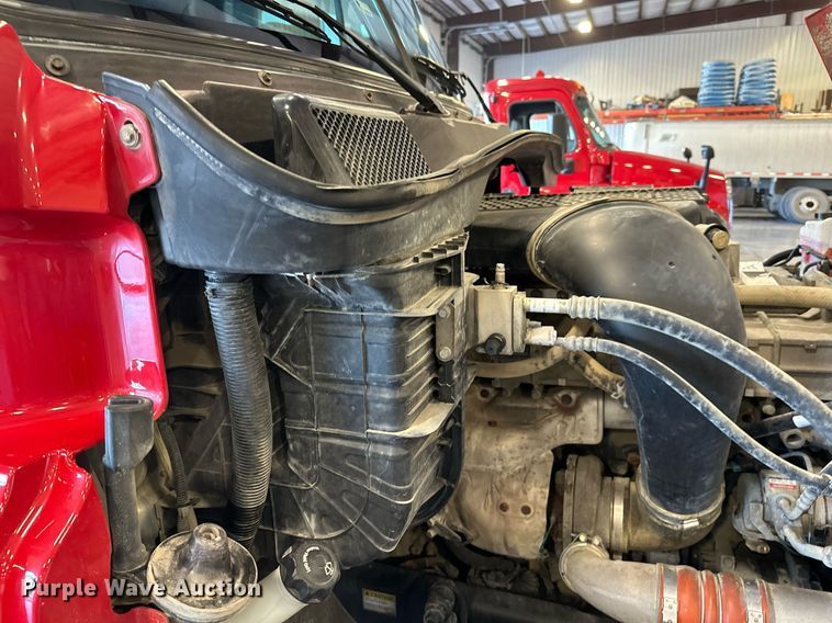 image for item KT9235 2015 Freightliner Cascadia  semi truck