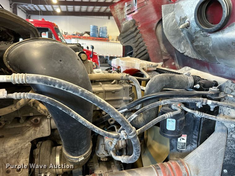 image for item KT9235 2015 Freightliner Cascadia  semi truck