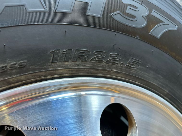 image for item KT9235 2015 Freightliner Cascadia  semi truck