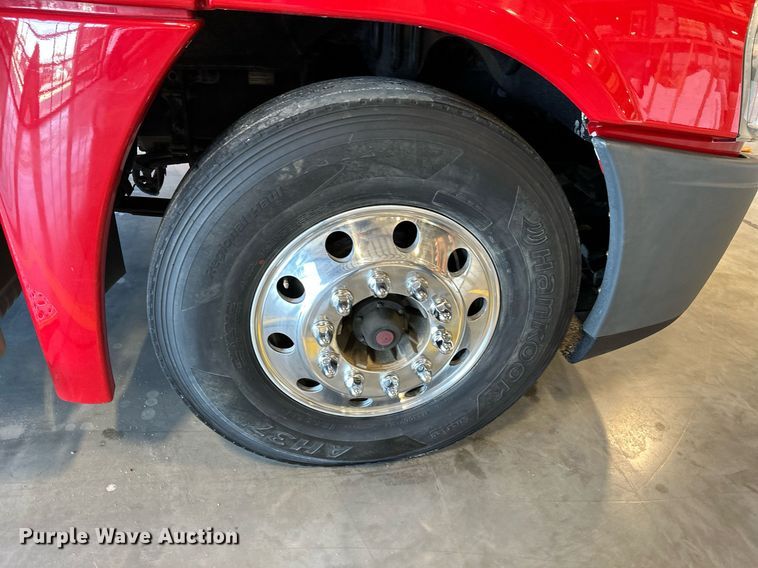 image for item KT9235 2015 Freightliner Cascadia  semi truck