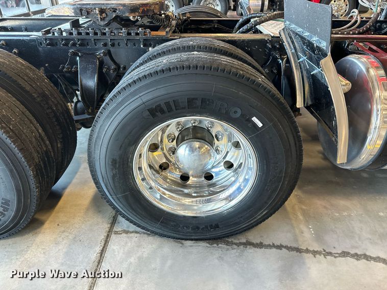 image for item KT9235 2015 Freightliner Cascadia  semi truck