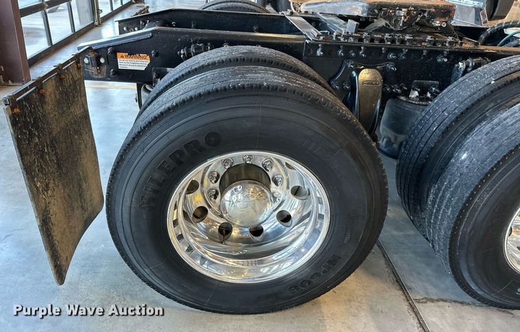 image for item KT9235 2015 Freightliner Cascadia  semi truck