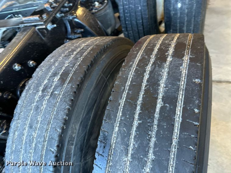 image for item KT9235 2015 Freightliner Cascadia  semi truck