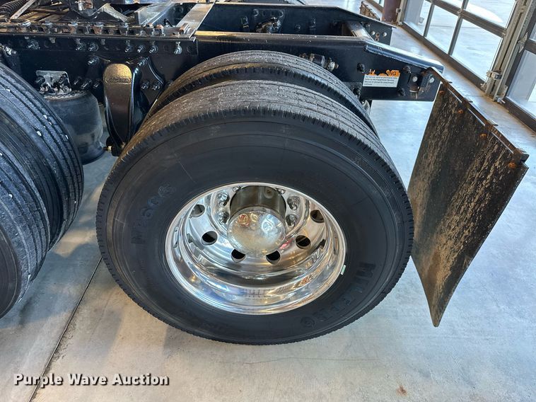 image for item KT9235 2015 Freightliner Cascadia  semi truck