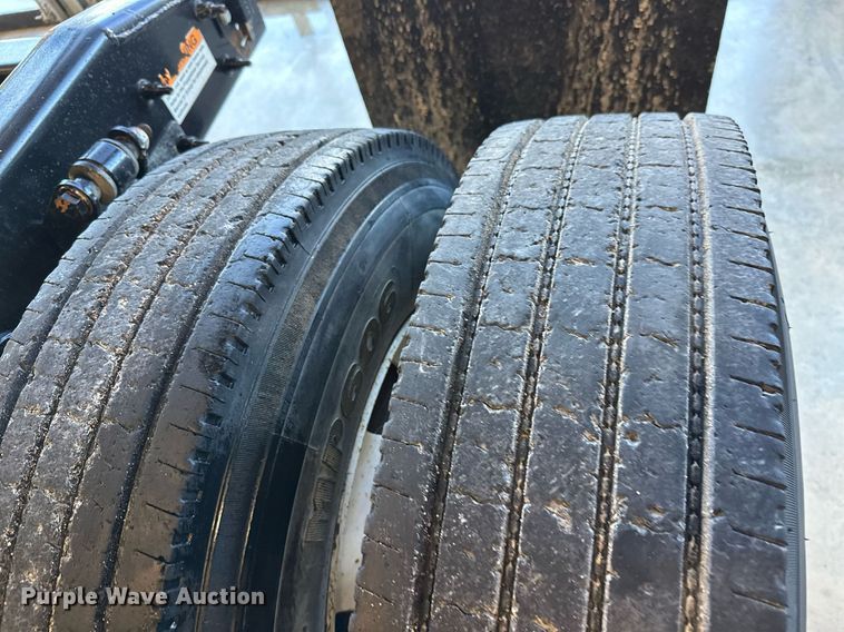 image for item KT9235 2015 Freightliner Cascadia  semi truck