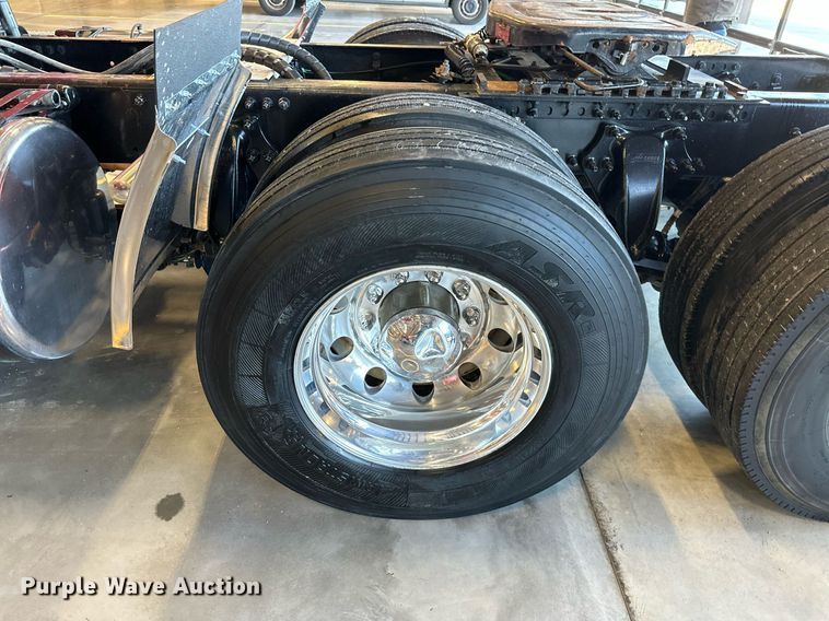 image for item KT9235 2015 Freightliner Cascadia  semi truck