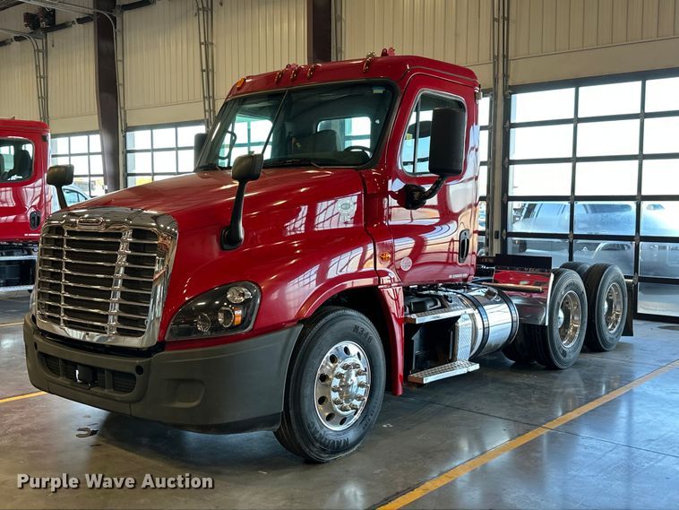 image for item KT9236 2015 Freightliner Cascadia  semi truck