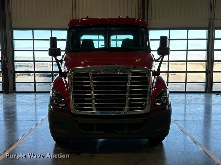 image for item KT9236 2015 Freightliner Cascadia  semi truck