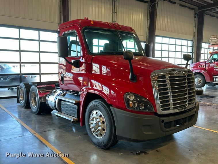 image for item KT9236 2015 Freightliner Cascadia  semi truck