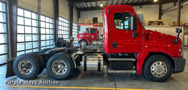 image for item KT9236 2015 Freightliner Cascadia  semi truck