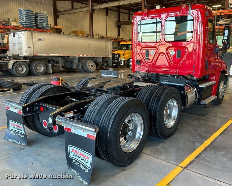 image for item KT9236 2015 Freightliner Cascadia  semi truck