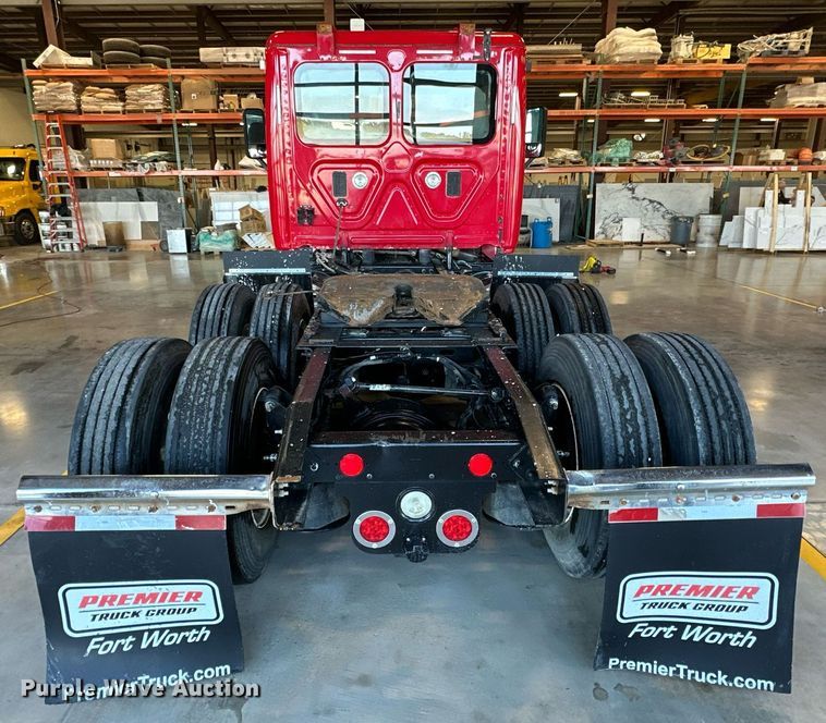 image for item KT9236 2015 Freightliner Cascadia  semi truck