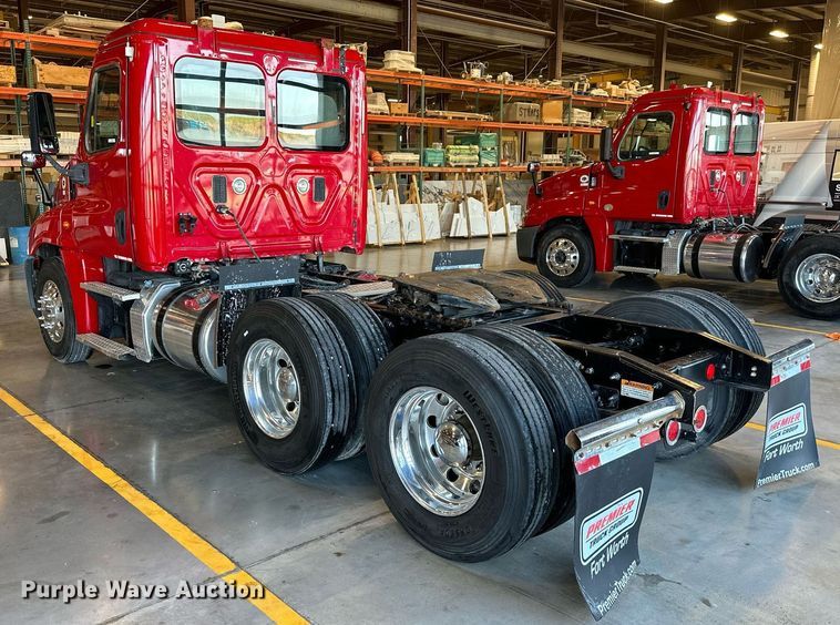 image for item KT9236 2015 Freightliner Cascadia  semi truck