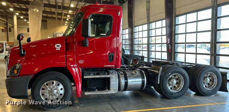 image for item KT9236 2015 Freightliner Cascadia  semi truck