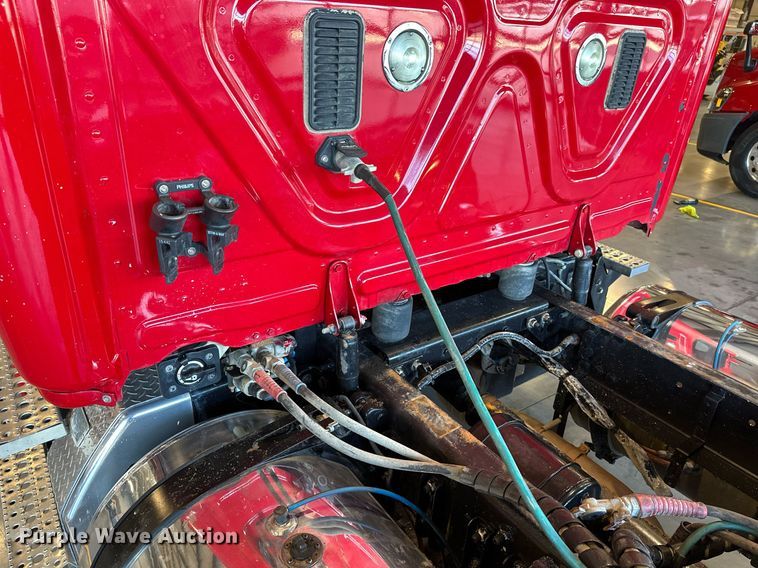 image for item KT9236 2015 Freightliner Cascadia  semi truck