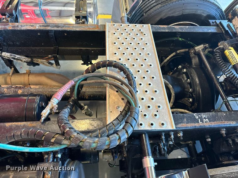 image for item KT9236 2015 Freightliner Cascadia  semi truck