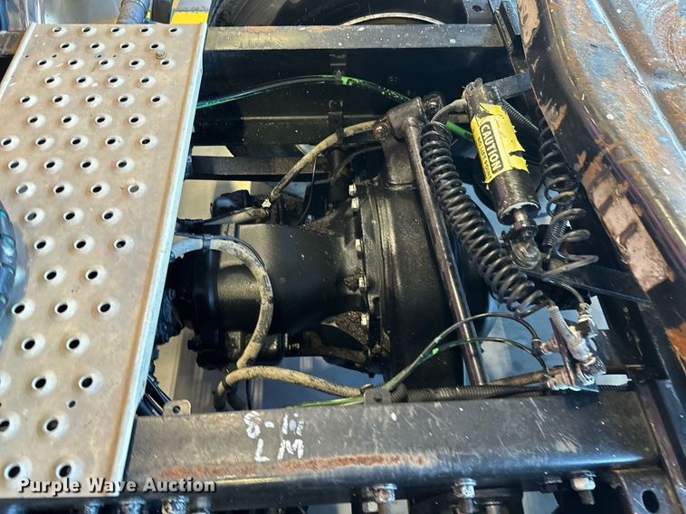 image for item KT9236 2015 Freightliner Cascadia  semi truck