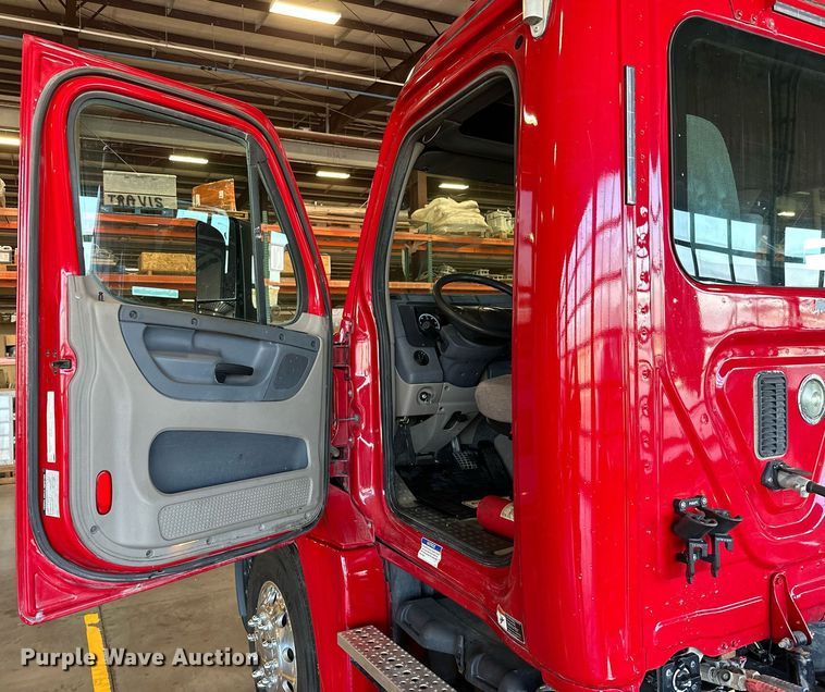 image for item KT9236 2015 Freightliner Cascadia  semi truck