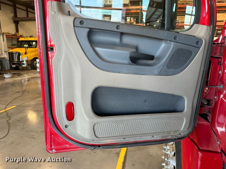 image for item KT9236 2015 Freightliner Cascadia  semi truck