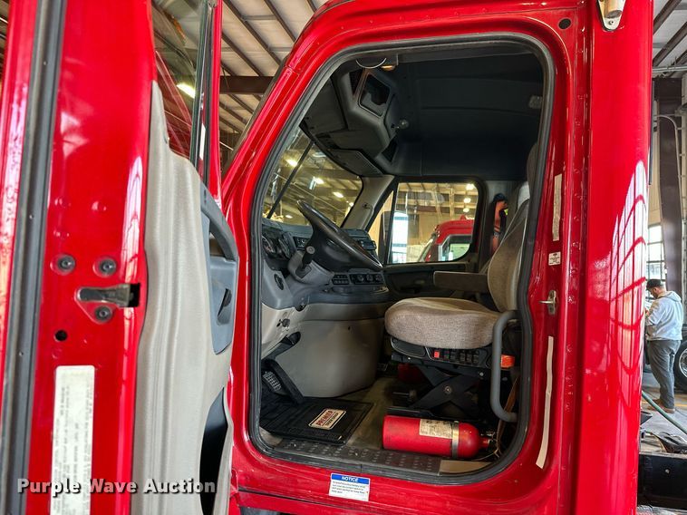 image for item KT9236 2015 Freightliner Cascadia  semi truck