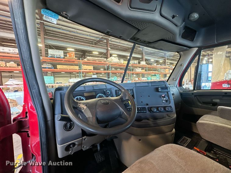 image for item KT9236 2015 Freightliner Cascadia  semi truck