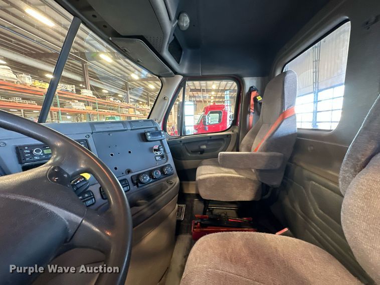 image for item KT9236 2015 Freightliner Cascadia  semi truck