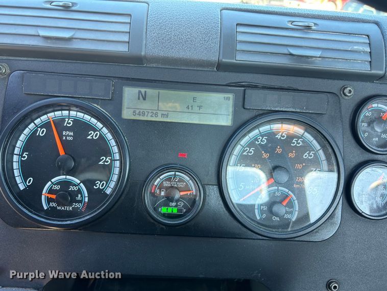 image for item KT9236 2015 Freightliner Cascadia  semi truck