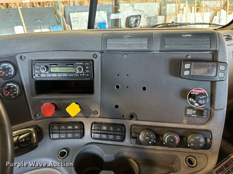 image for item KT9236 2015 Freightliner Cascadia  semi truck