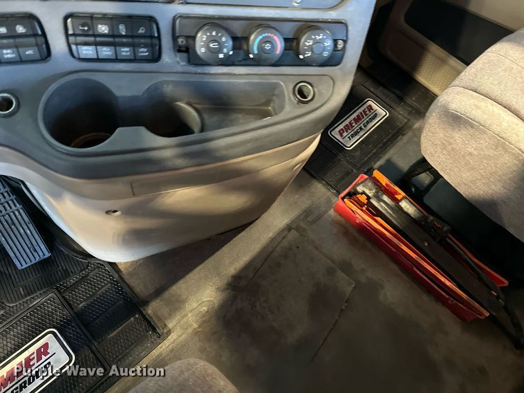 image for item KT9236 2015 Freightliner Cascadia  semi truck