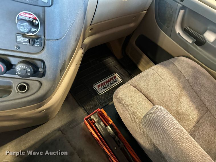 image for item KT9236 2015 Freightliner Cascadia  semi truck