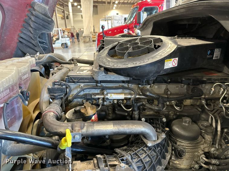 image for item KT9236 2015 Freightliner Cascadia  semi truck