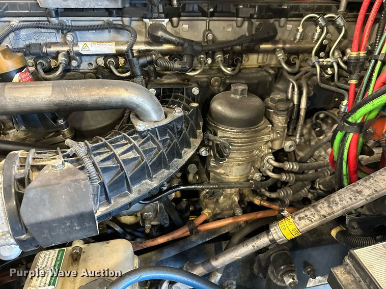 image for item KT9236 2015 Freightliner Cascadia  semi truck