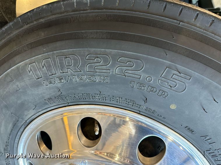 image for item KT9236 2015 Freightliner Cascadia  semi truck