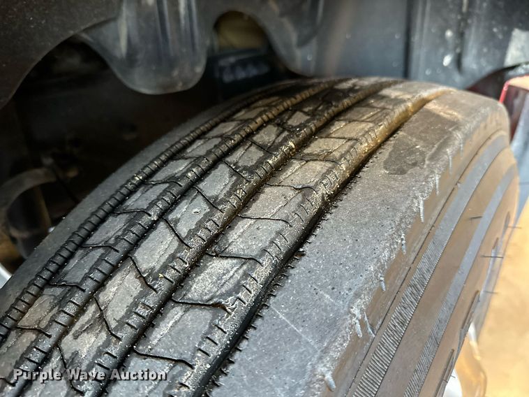 image for item KT9236 2015 Freightliner Cascadia  semi truck