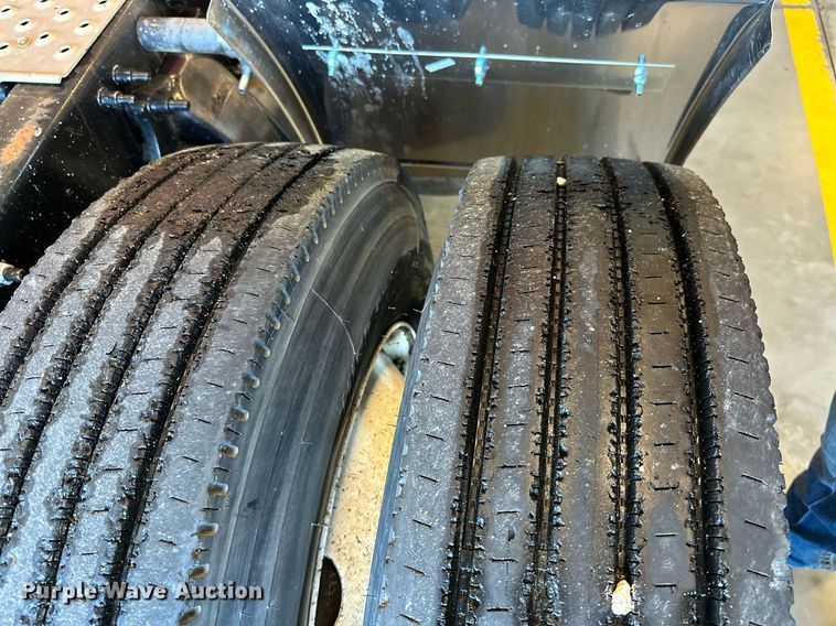 image for item KT9236 2015 Freightliner Cascadia  semi truck