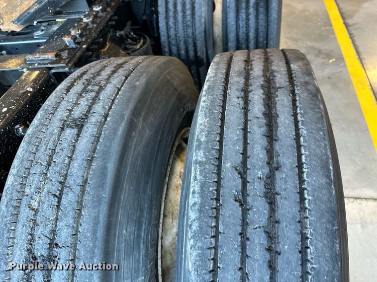 image for item KT9236 2015 Freightliner Cascadia  semi truck